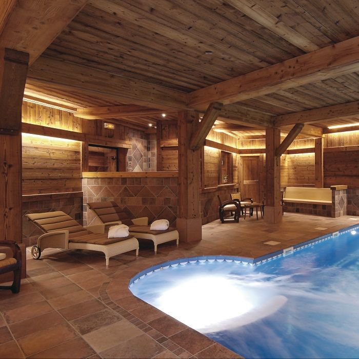 Espace détente avec piscine intérieure chauffée et transats à l'hôtel Les Bas Rupts, réservé aux clients pour un moment de bien-être après la randonnée ou le ski