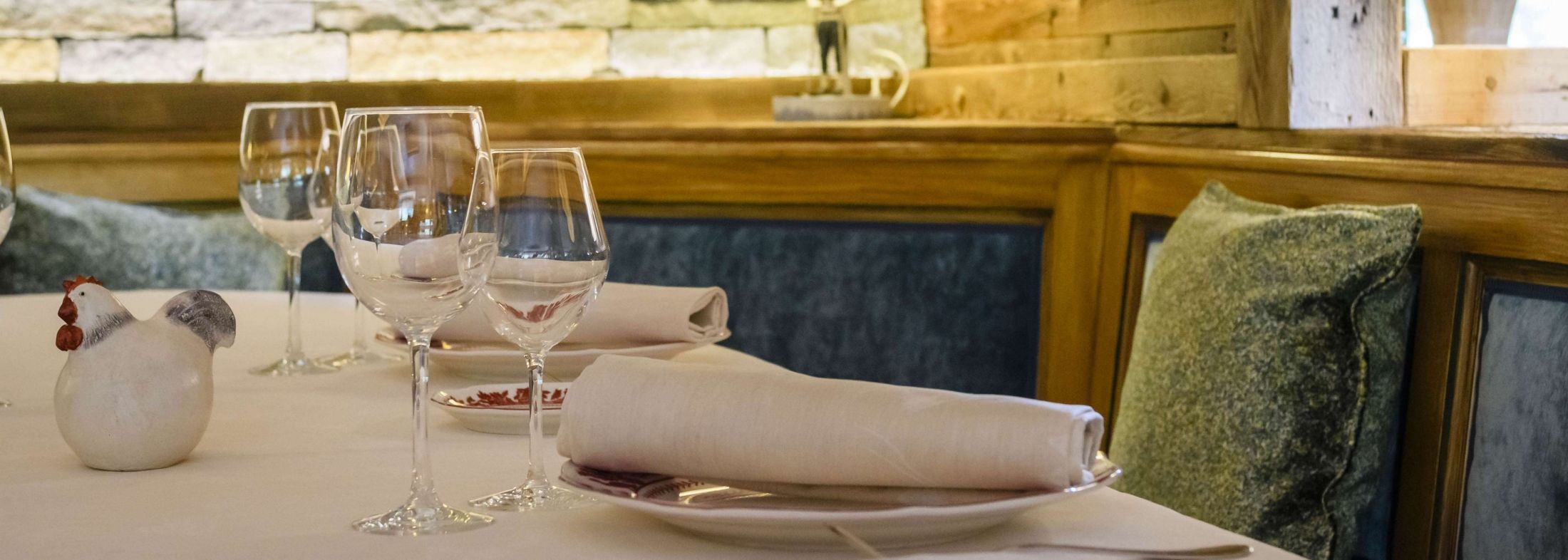 Table élégamment dressée dans la salle du restaurant Les Bas Rupts, atmosphère chaleureuse et cuisine gastronomique