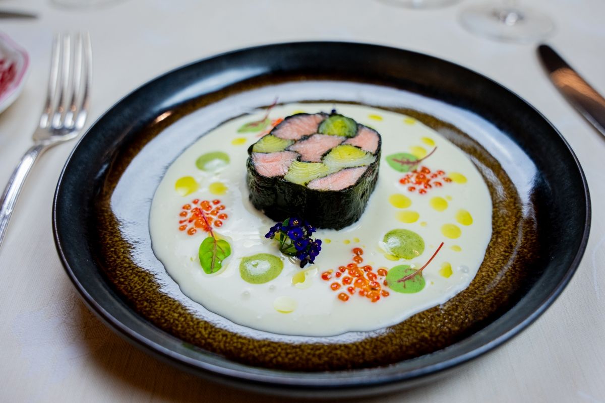 Plat gastronomique raffiné servi au restaurant Les Bas Rupts, idéal à associer avec l’un des grands vins de la cave