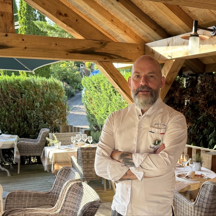 Dressage d&rsquo;un plat gastronomique &agrave; base de poisson au restaurant Les Bas Rupts &agrave; G&eacute;rardmer.