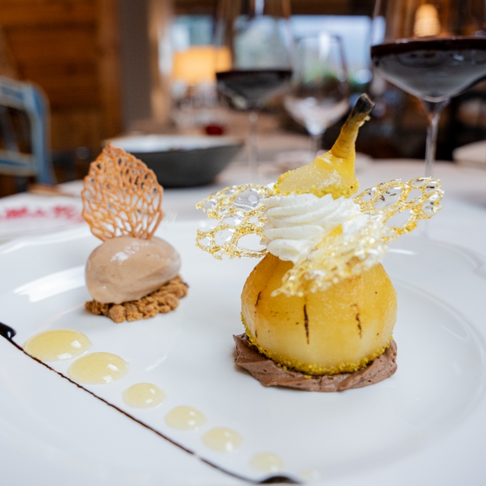 Le chef p&acirc;tissier Thierry Mauffrey tenant un panier de pains frais au restaurant Les Bas Rupts, passionn&eacute; par les desserts classiques depuis 1987