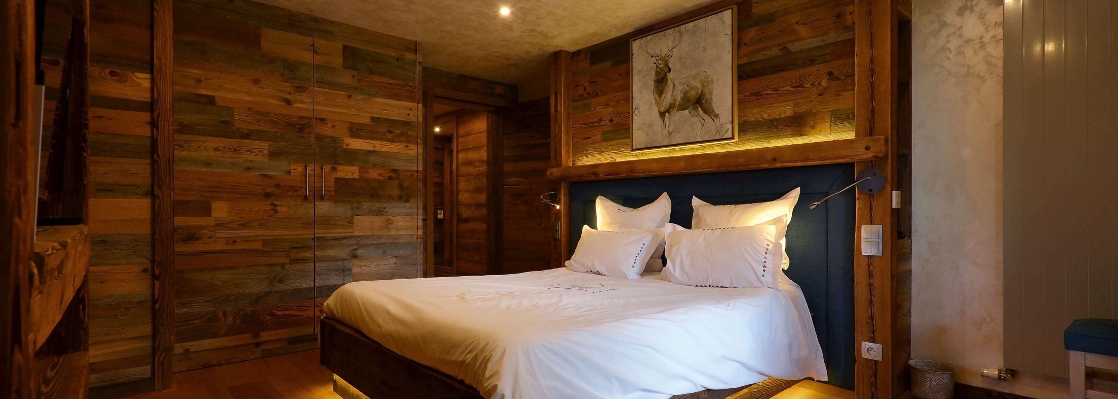 Chambre cosy en bois de l’hôtel Les Bas Rupts, ambiance chalet de montagne avec décoration soignée
