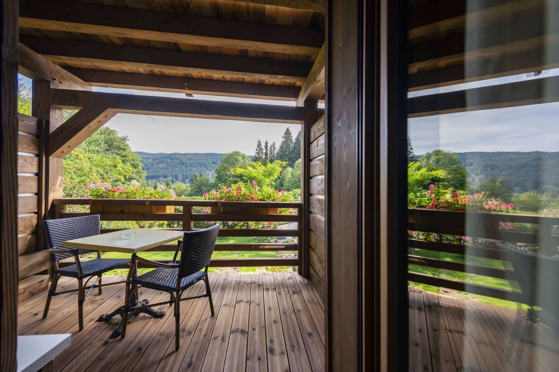 Chambre Prestige spacieuse de l’hôtel Les Bas Rupts, décorée dans un esprit chalet de montagne