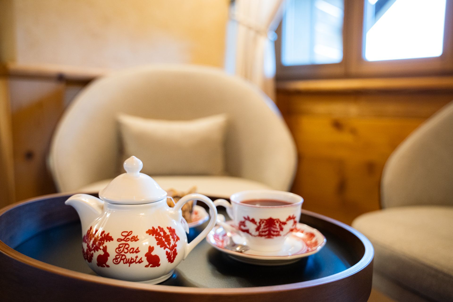 Chambre Confort de l’hôtel Les Bas Rupts, ambiance cosy avec terrasse privative offrant une vue sur la montagne et la forêt