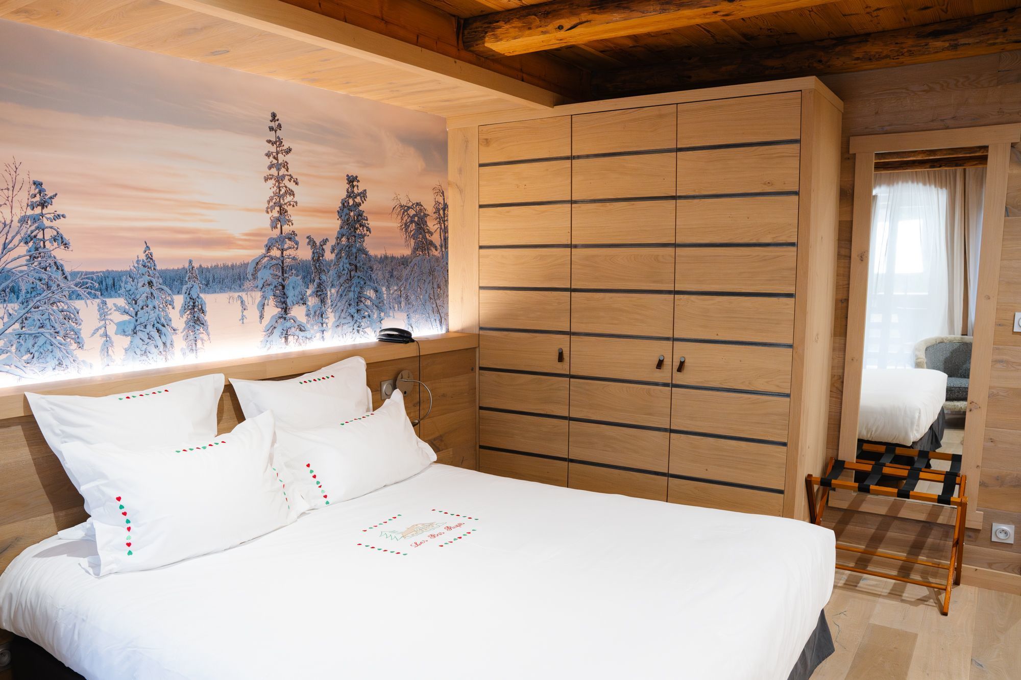 Chambre Prestige spacieuse de l’hôtel Les Bas Rupts, décorée dans un esprit chalet de montagne