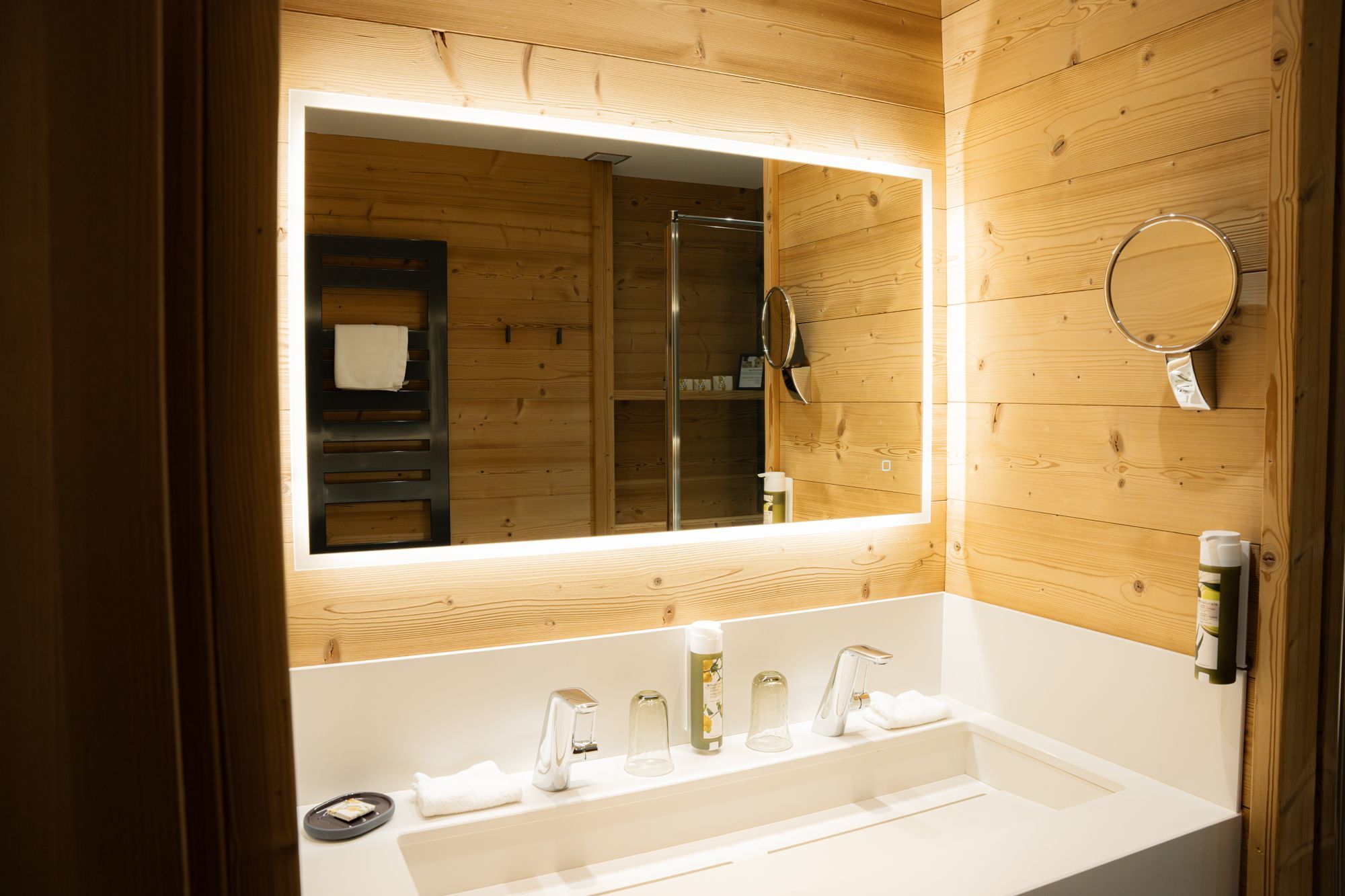 Chambre Confort de l’hôtel Les Bas Rupts, ambiance cosy avec terrasse privative offrant une vue sur la montagne et la forêt