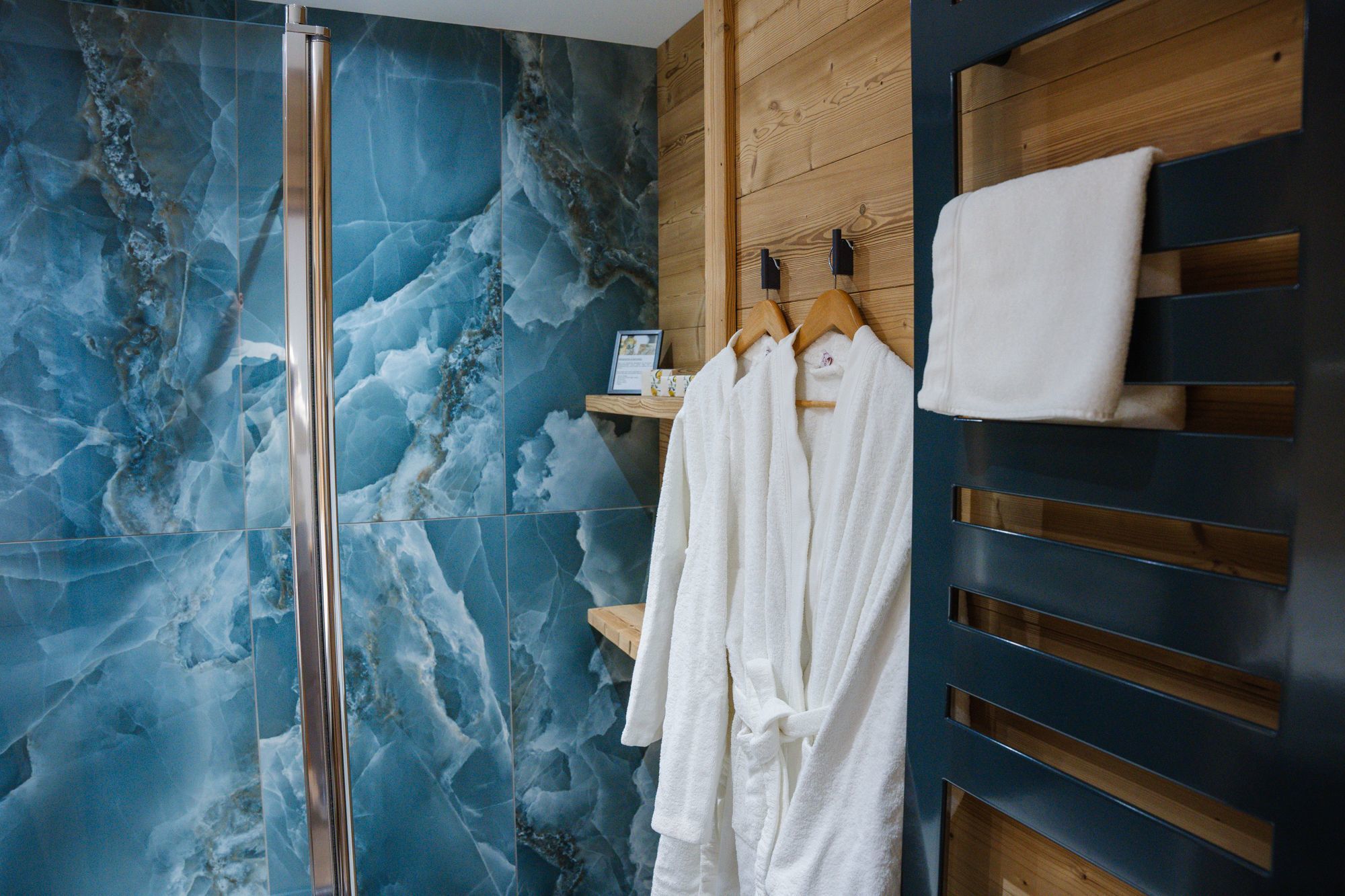 Chambre Confort de l’hôtel Les Bas Rupts, ambiance cosy avec terrasse privative offrant une vue sur la montagne et la forêt