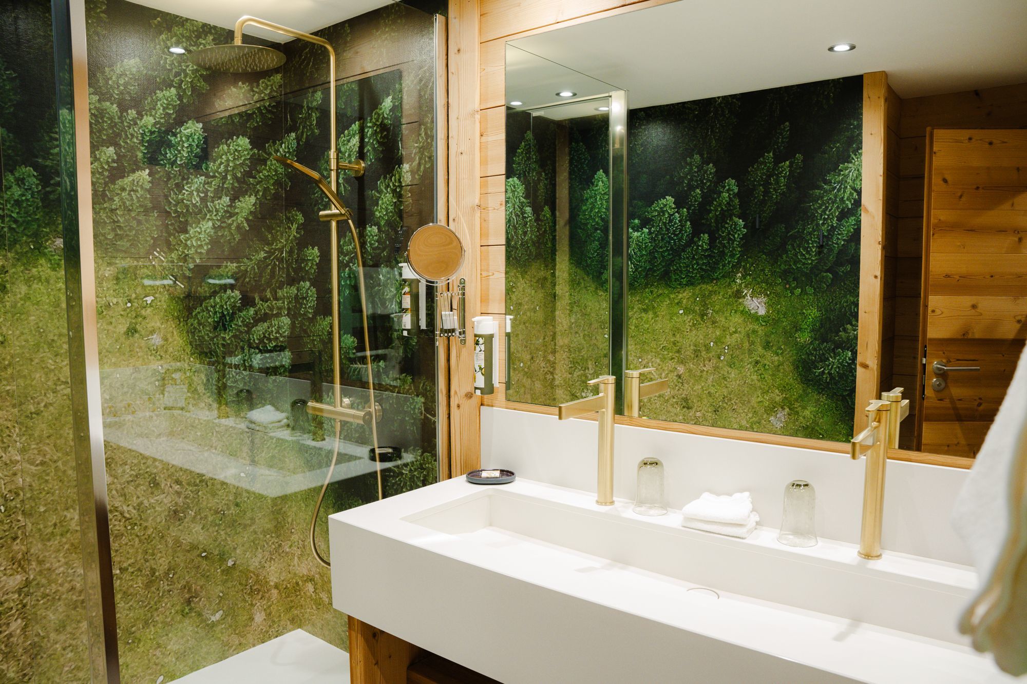 Chambre Charme de l’hôtel Les Bas Rupts, style chalet chaleureux avec terrasse privative, vue montagne et piscine extérieure