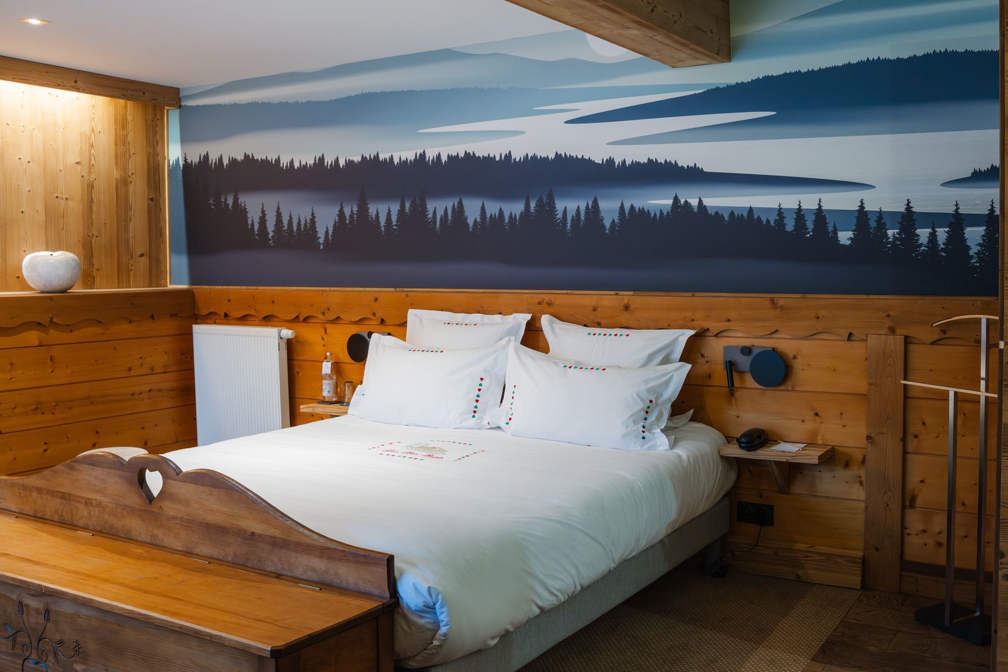 Chambre Prestige spacieuse de l’hôtel Les Bas Rupts, décorée dans un esprit chalet de montagne