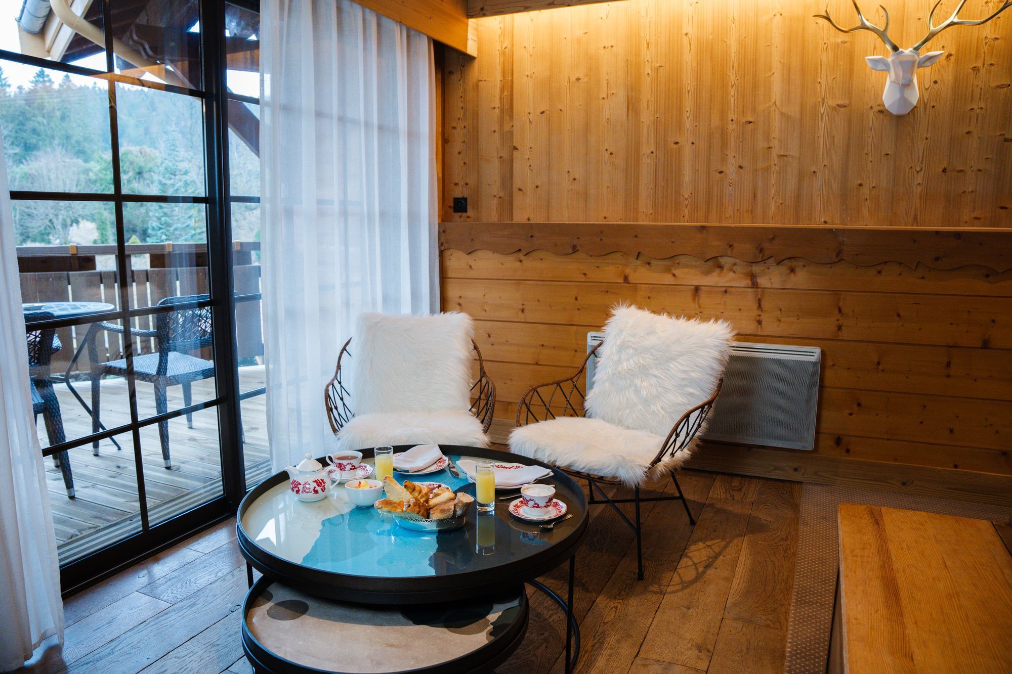 Chambre Prestige spacieuse de l’hôtel Les Bas Rupts, décorée dans un esprit chalet de montagne