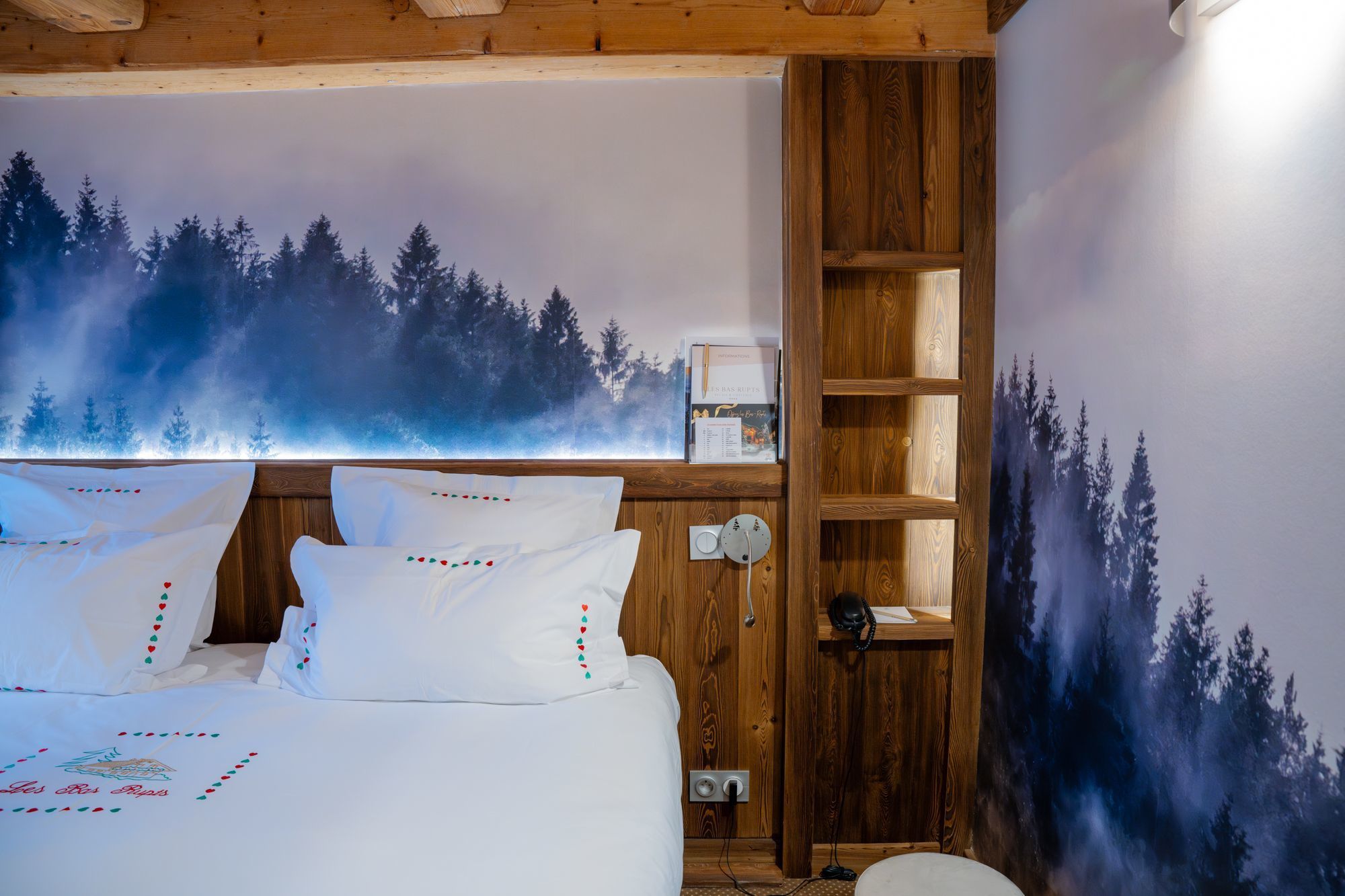 Suite Junior de l’hôtel Les Bas Rupts avec chambre, salon séparé, salle de bains moderne et terrasse offrant une vue sur la nature.