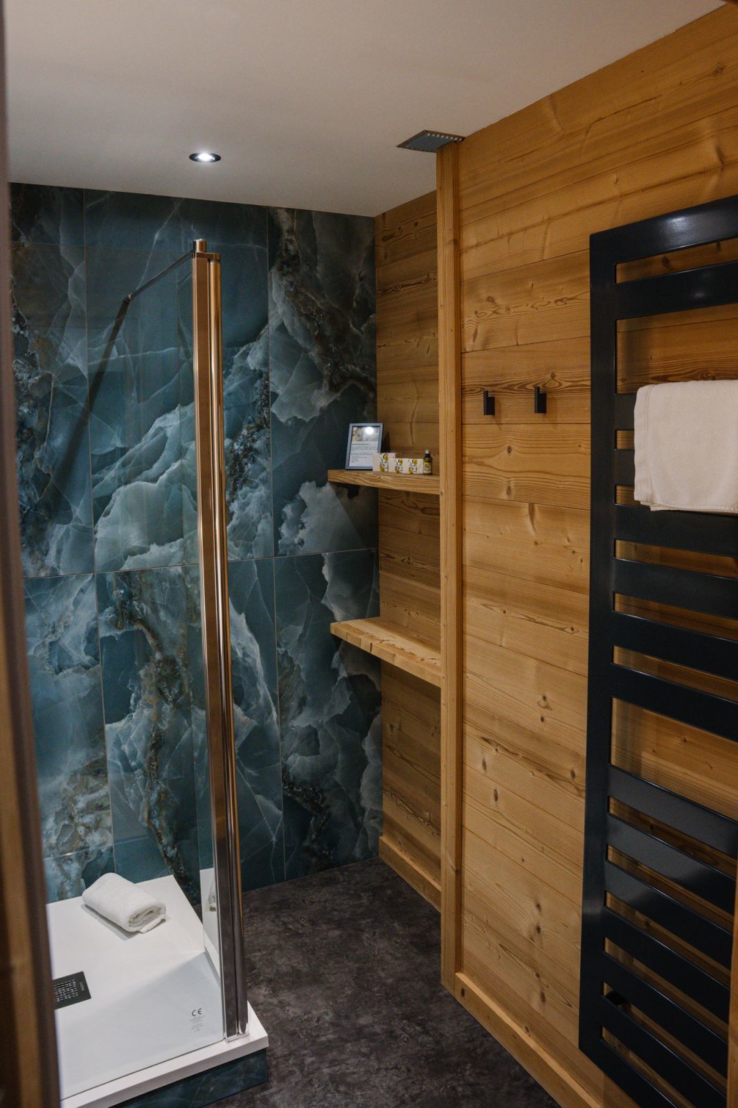 Chambre Confort de l’hôtel Les Bas Rupts, ambiance cosy avec terrasse privative offrant une vue sur la montagne et la forêt