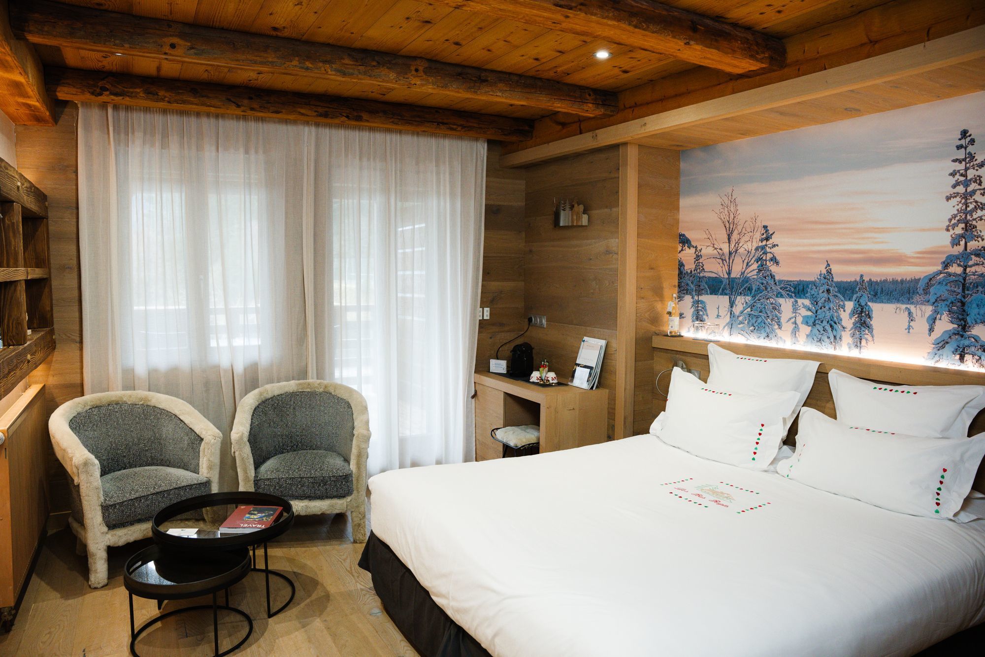Overview of Les Bas Rupts hotel in Gérardmer: wooden chalets in a mountain setting, elegant rooms, fine dining restaurant, indoor pool, gastronomy and pristine nature.
