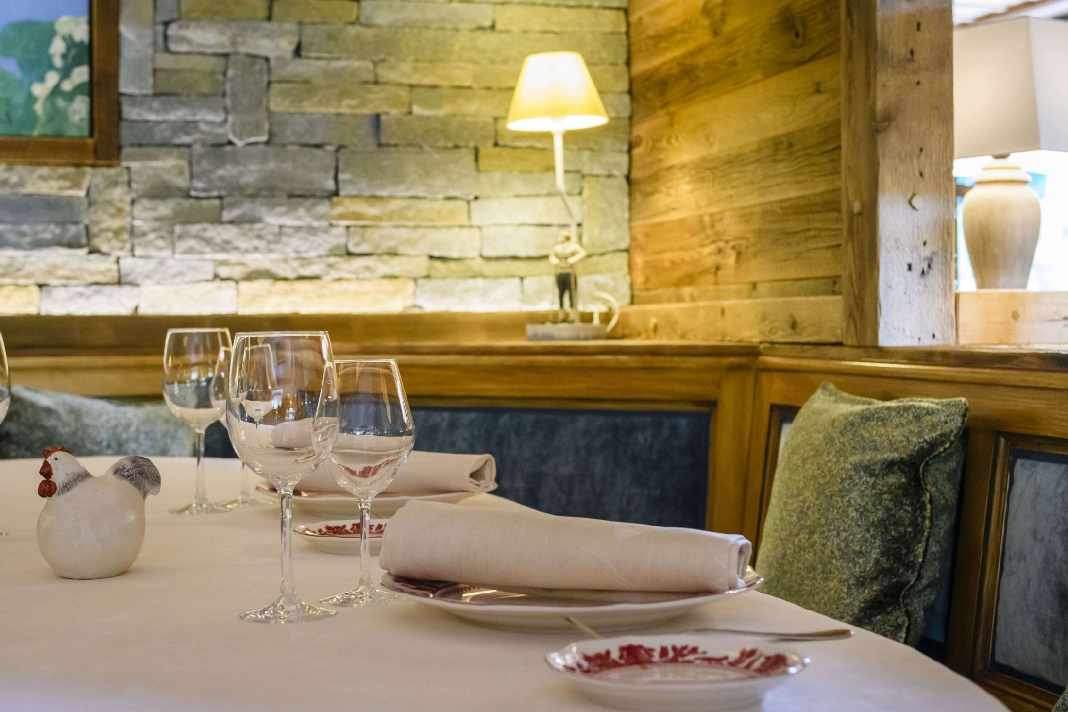 Overview of Les Bas Rupts hotel in Gérardmer: wooden chalets in a mountain setting, elegant rooms, fine dining restaurant, indoor pool, gastronomy and pristine nature.