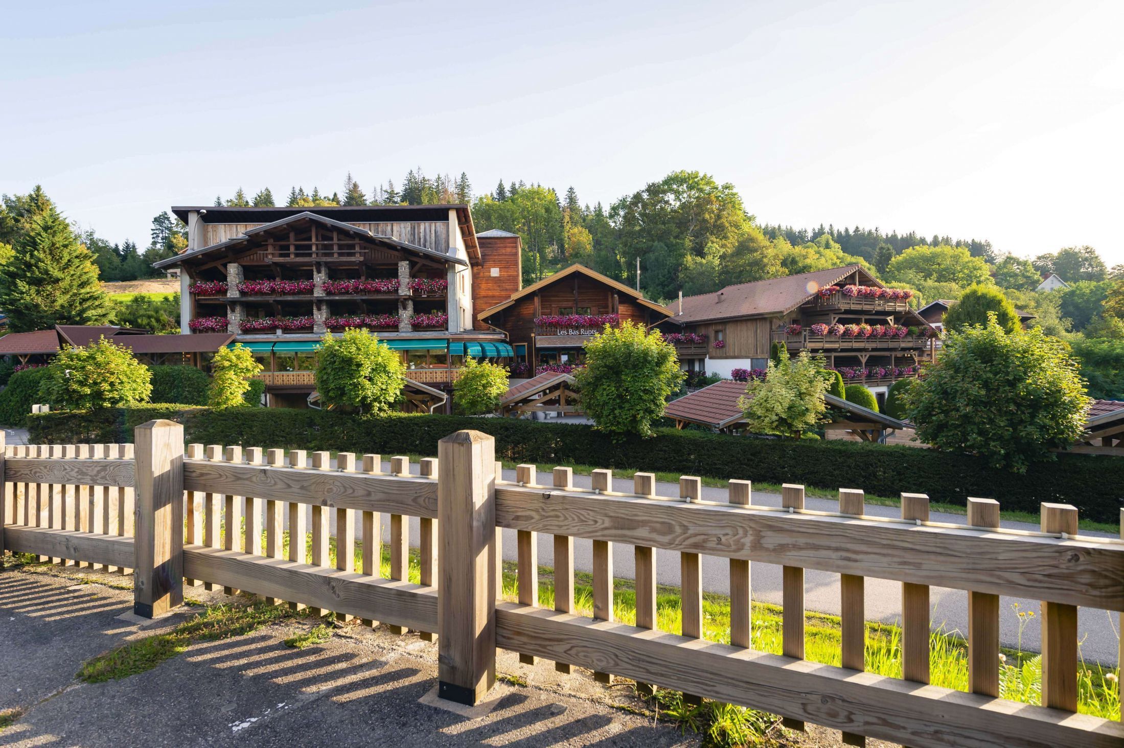 Overview of Les Bas Rupts hotel in Gérardmer: wooden chalets in a mountain setting, elegant rooms, fine dining restaurant, indoor pool, gastronomy and pristine nature.