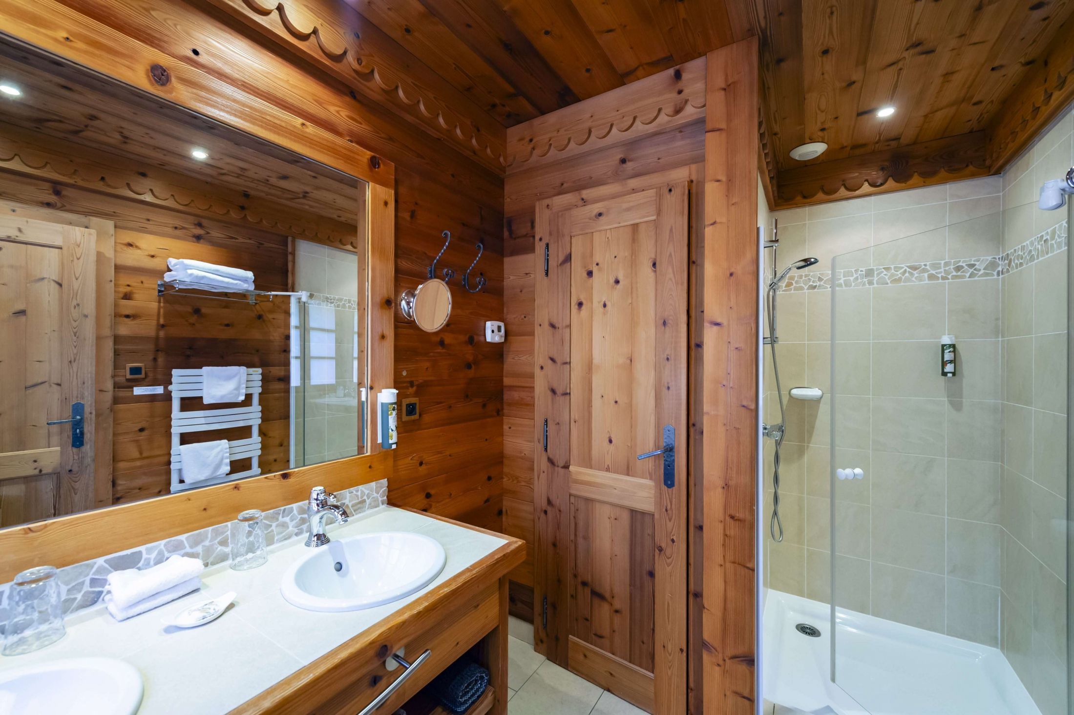 Chambre Confort de l’hôtel Les Bas Rupts, ambiance cosy avec terrasse privative offrant une vue sur la montagne et la forêt