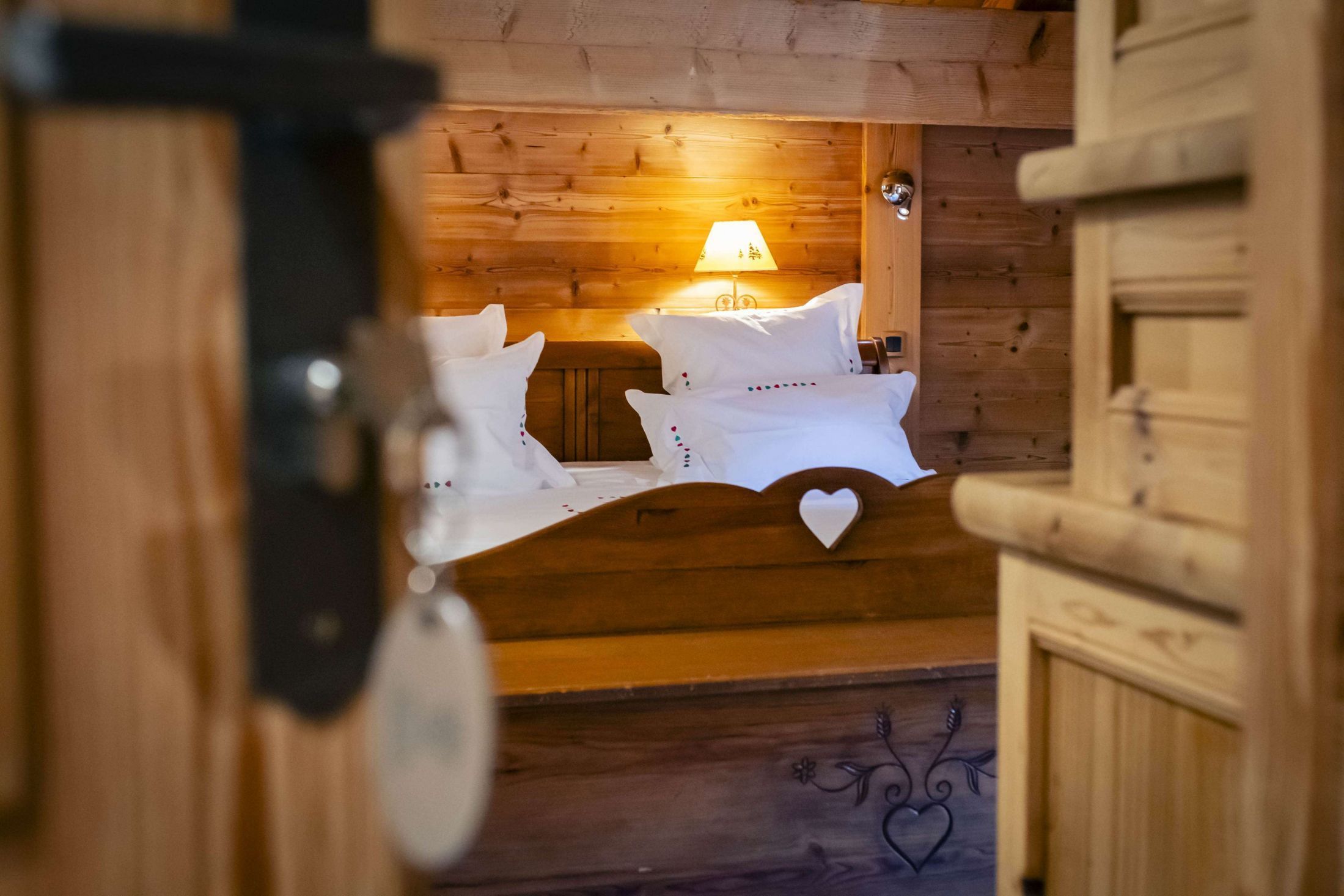 Chambre Confort de l’hôtel Les Bas Rupts, ambiance cosy avec terrasse privative offrant une vue sur la montagne et la forêt