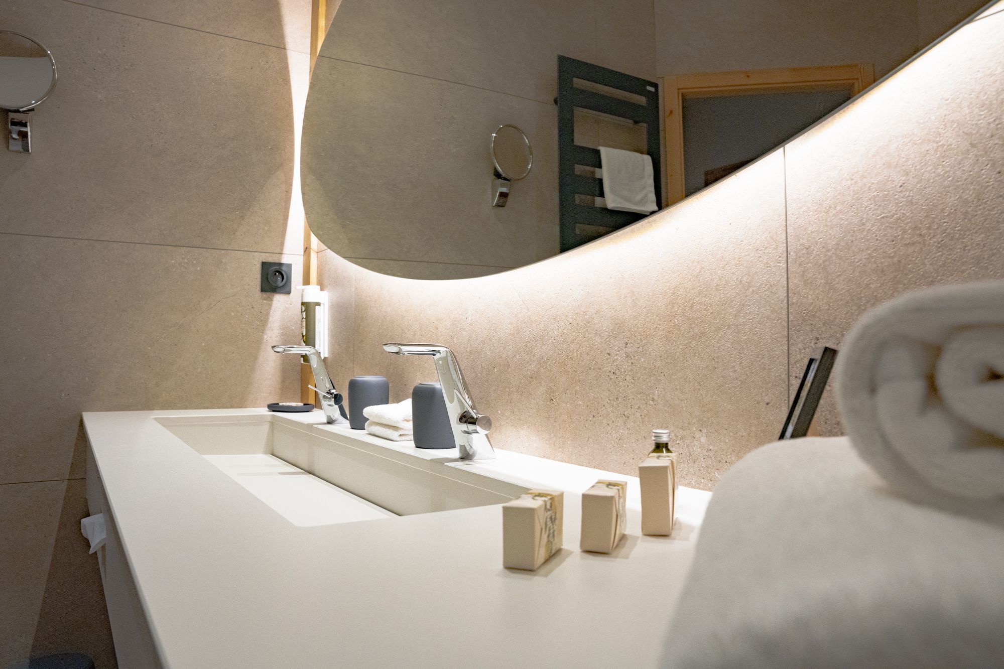 Chambre Prestige spacieuse de l’hôtel Les Bas Rupts, décorée dans un esprit chalet de montagne