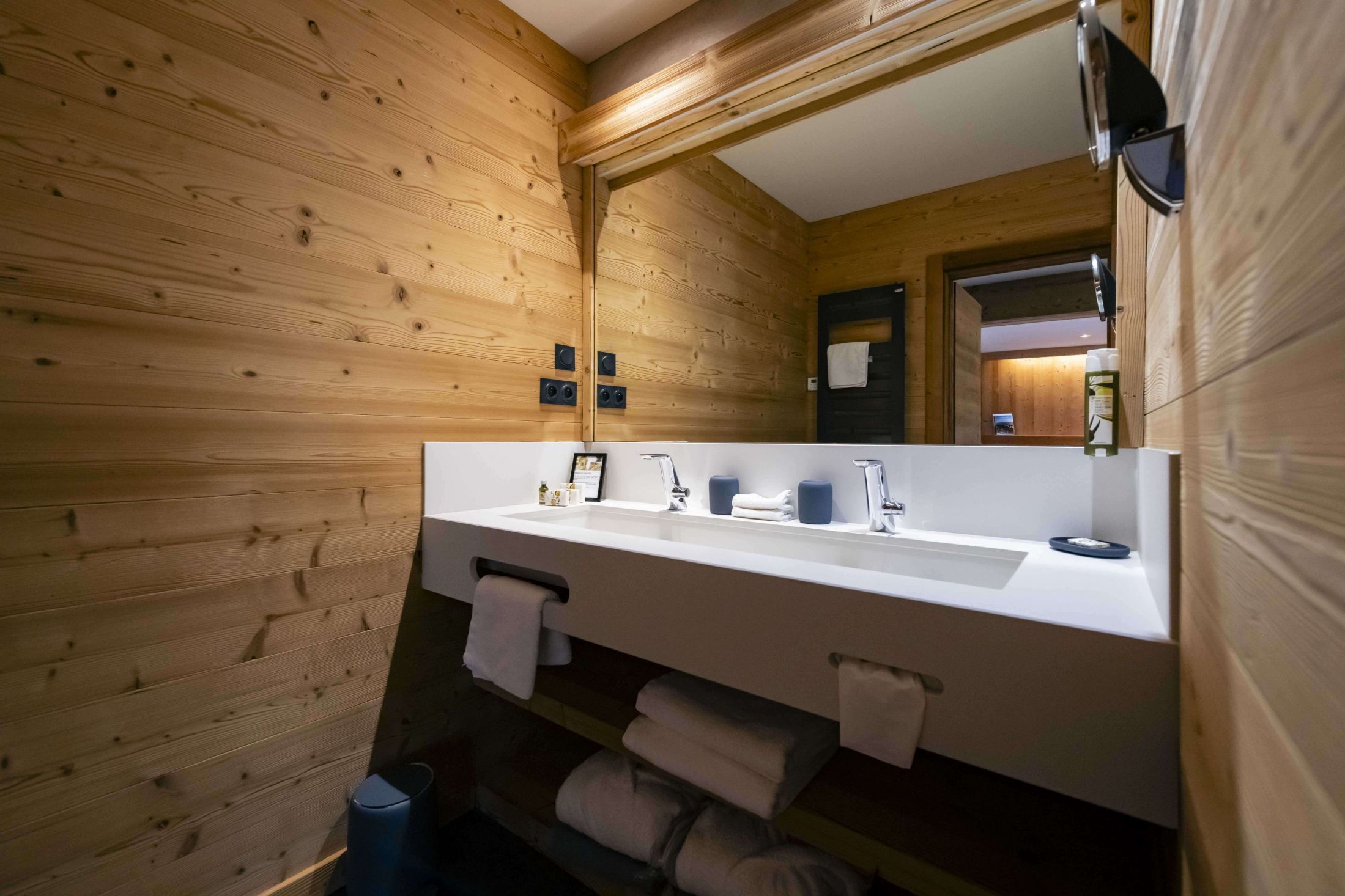 Chambre Prestige spacieuse de l’hôtel Les Bas Rupts, décorée dans un esprit chalet de montagne