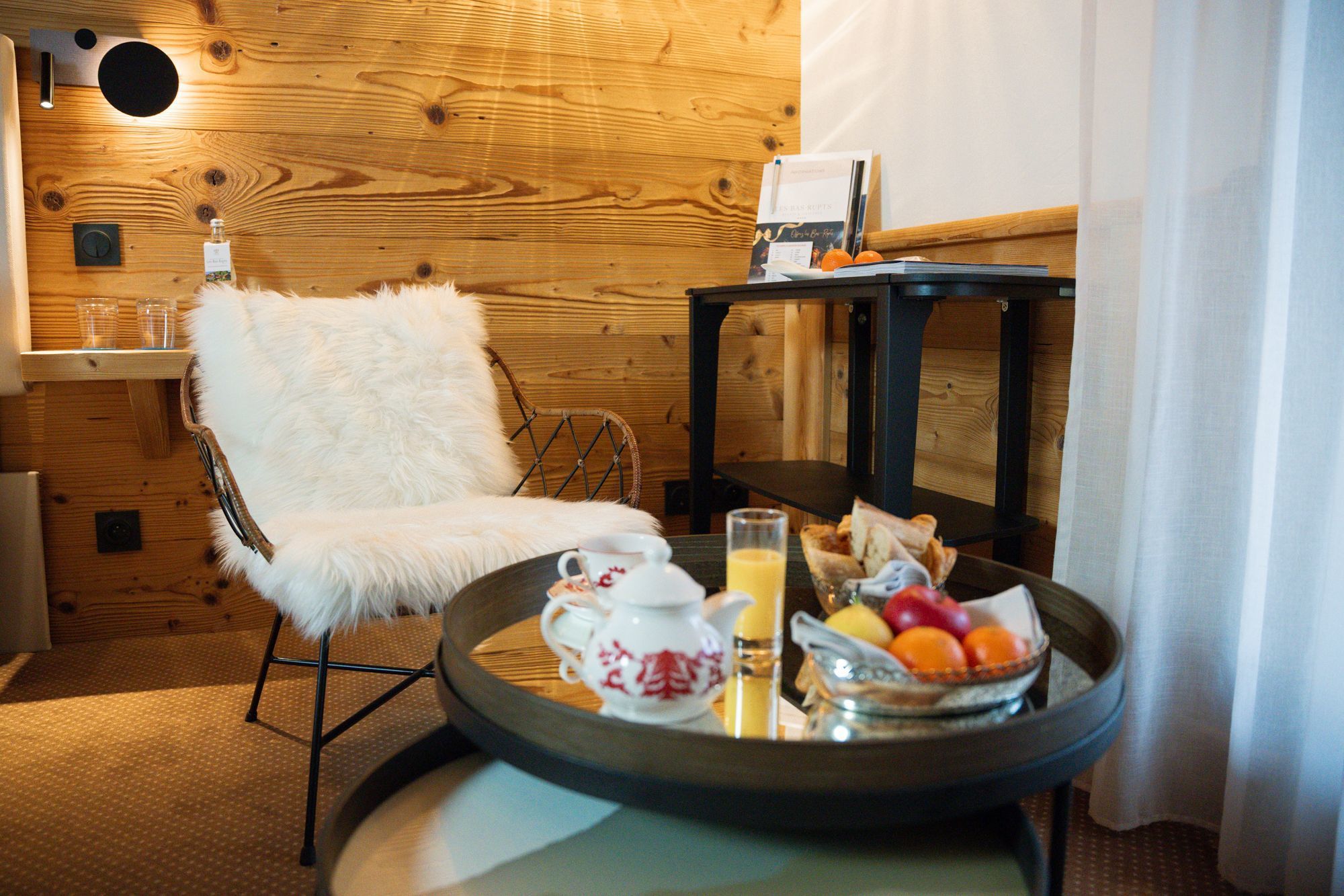 Chambre Prestige spacieuse de l’hôtel Les Bas Rupts, décorée dans un esprit chalet de montagne