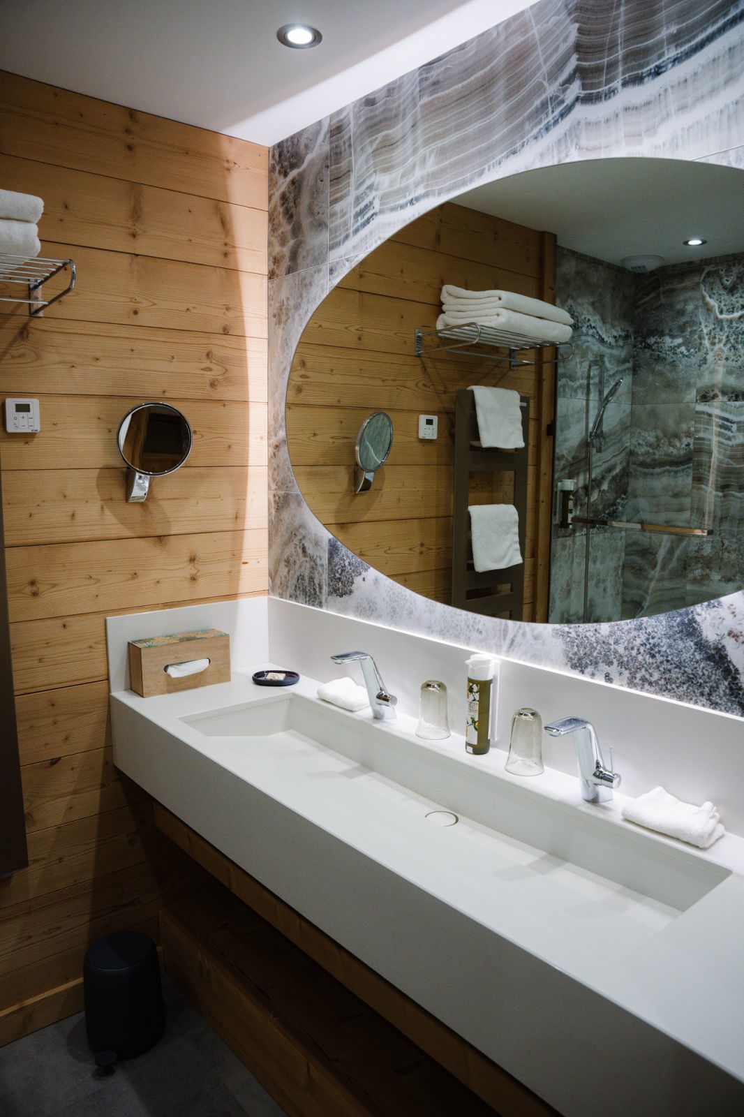 Suite Junior de l’hôtel Les Bas Rupts avec chambre, salon séparé, salle de bains moderne et terrasse offrant une vue sur la nature.