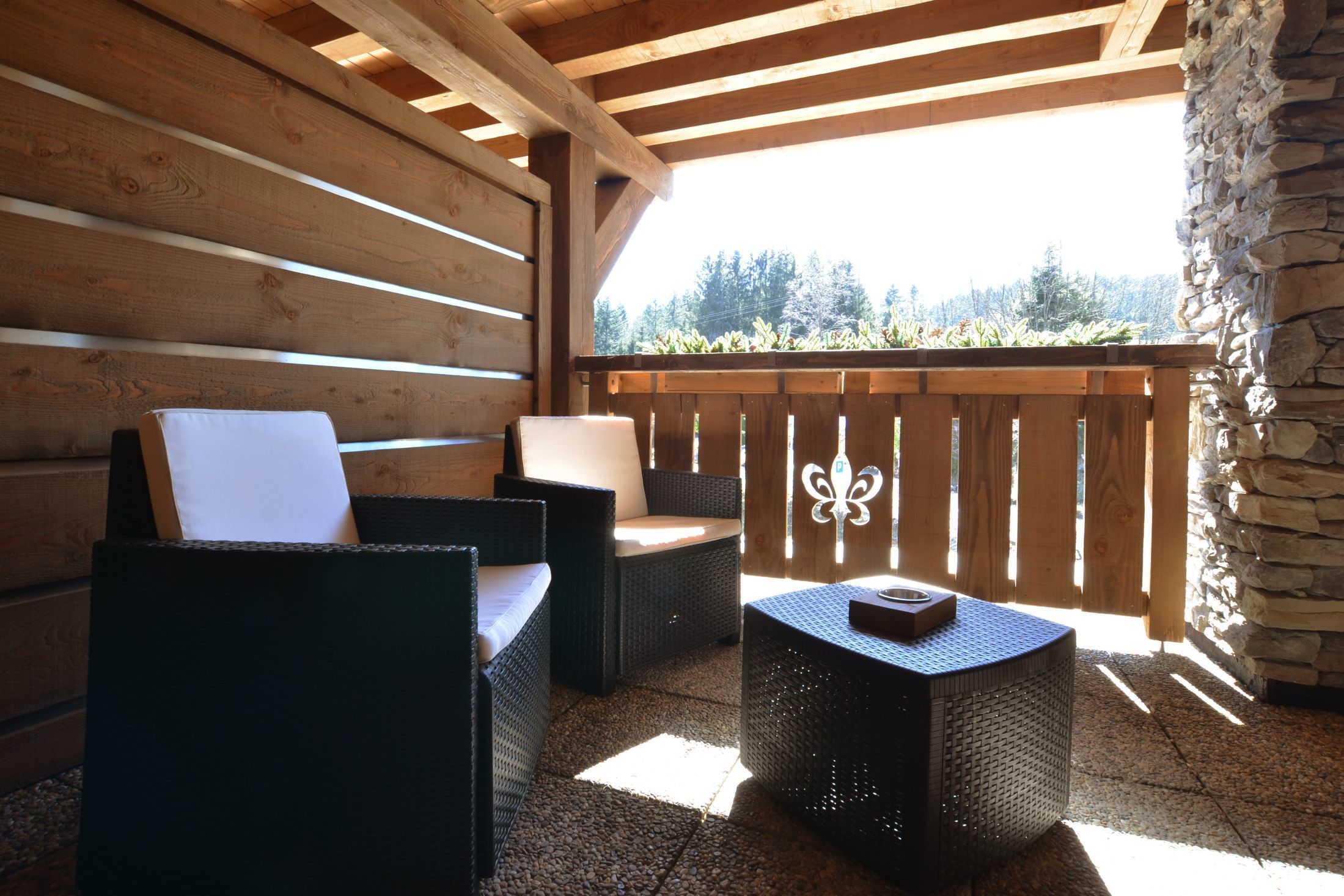 Suite Junior de l’hôtel Les Bas Rupts avec chambre, salon séparé, salle de bains moderne et terrasse offrant une vue sur la nature.