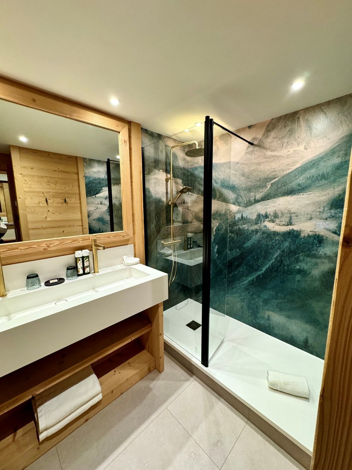 Chambre Charme de l’hôtel Les Bas Rupts, style chalet chaleureux avec terrasse privative, vue montagne et piscine extérieure