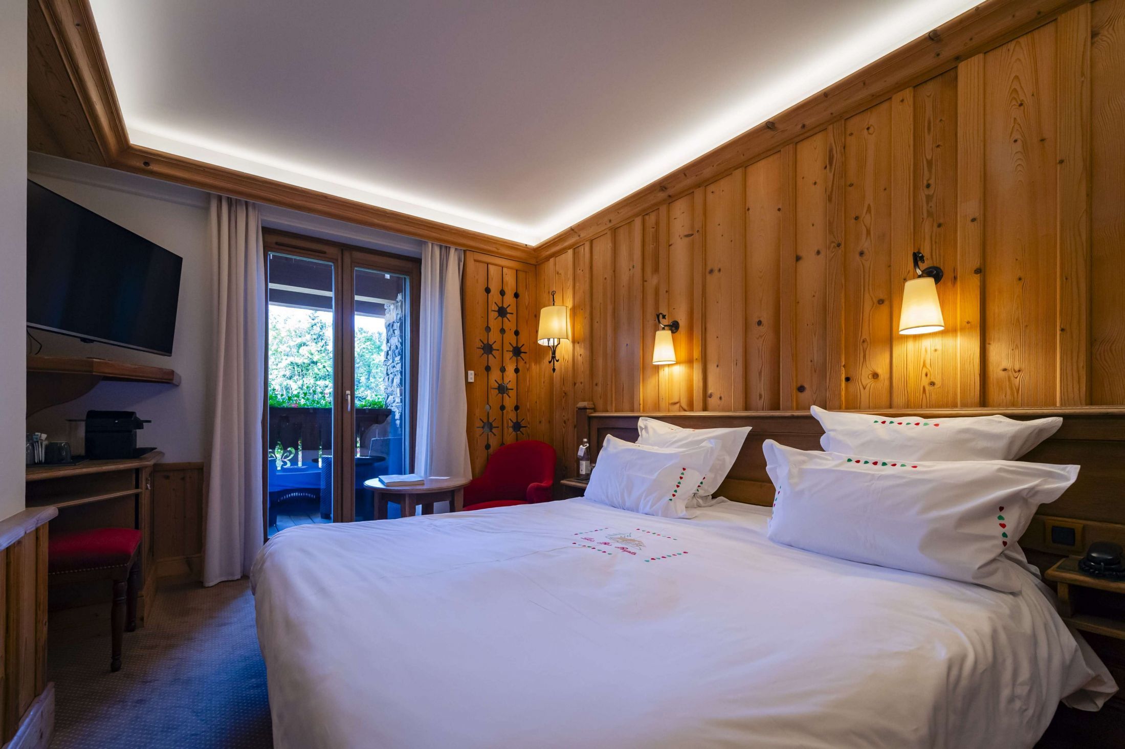 Chambre Plume de l’hôtel Les Bas Rupts, ambiance montagne chaleureuse avec terrasse privative vue forêt