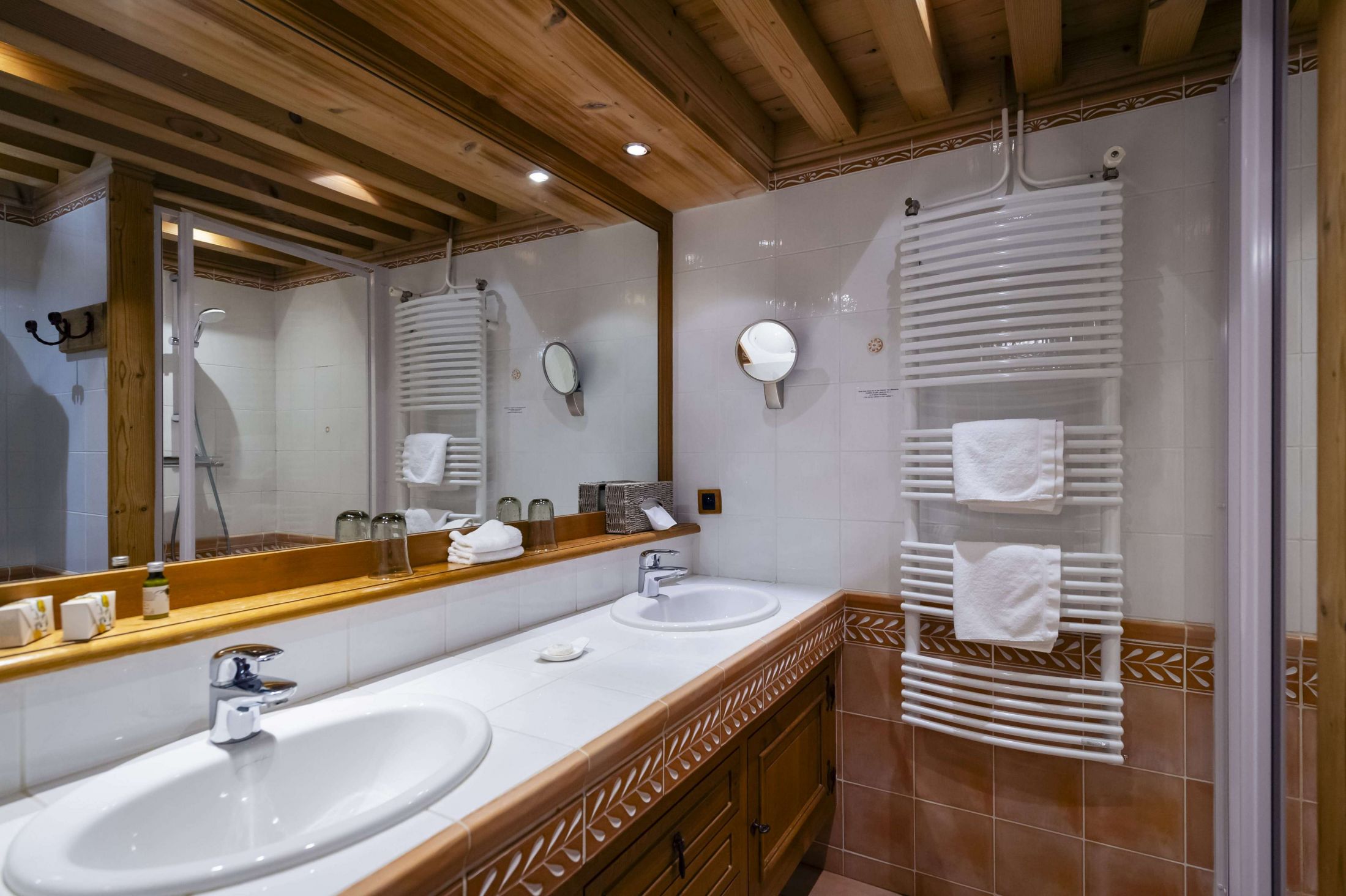 Chambre Plume de l’hôtel Les Bas Rupts, ambiance montagne chaleureuse avec terrasse privative vue forêt