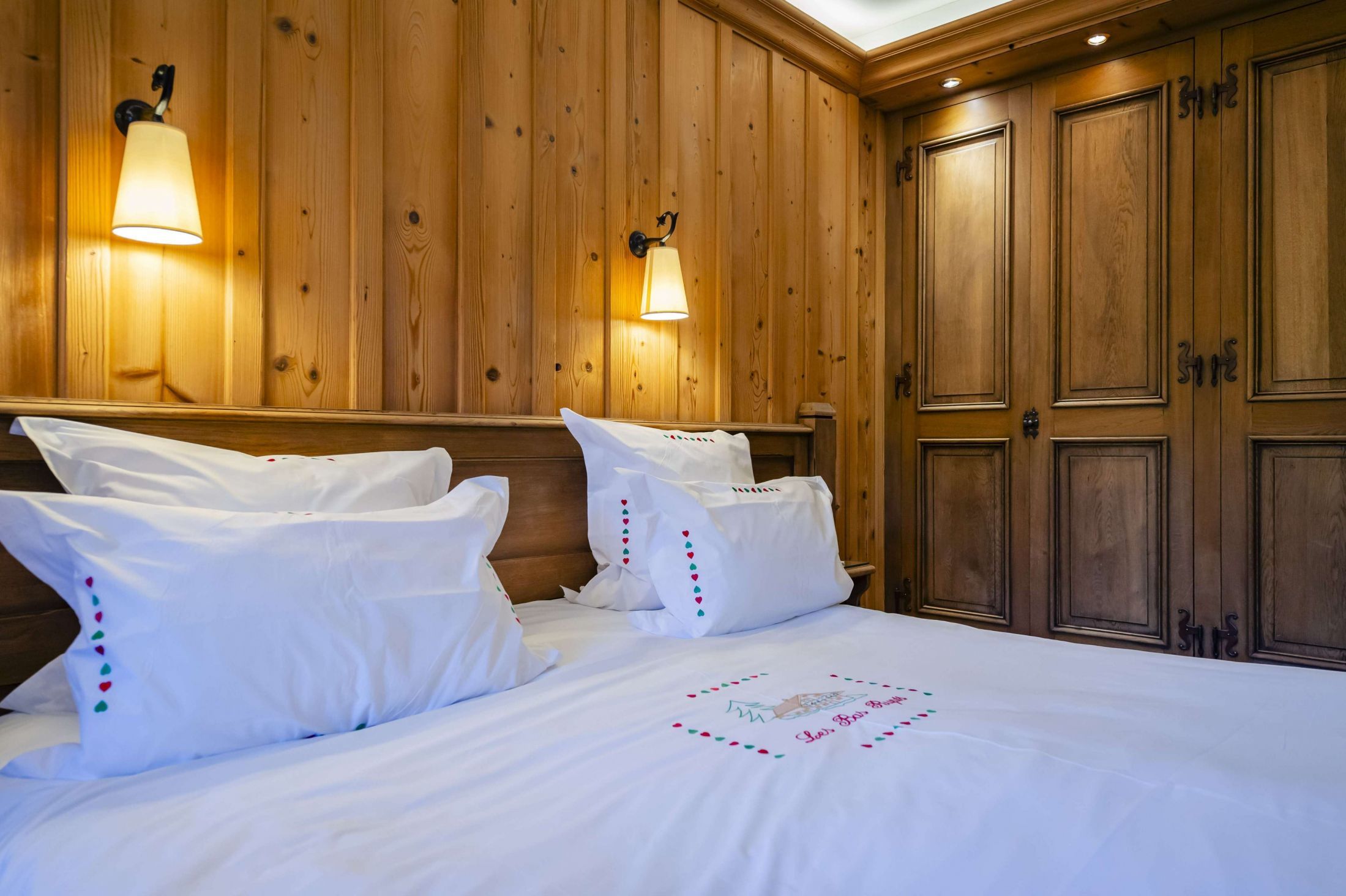 Chambre Plume de l’hôtel Les Bas Rupts, ambiance montagne chaleureuse avec terrasse privative vue forêt