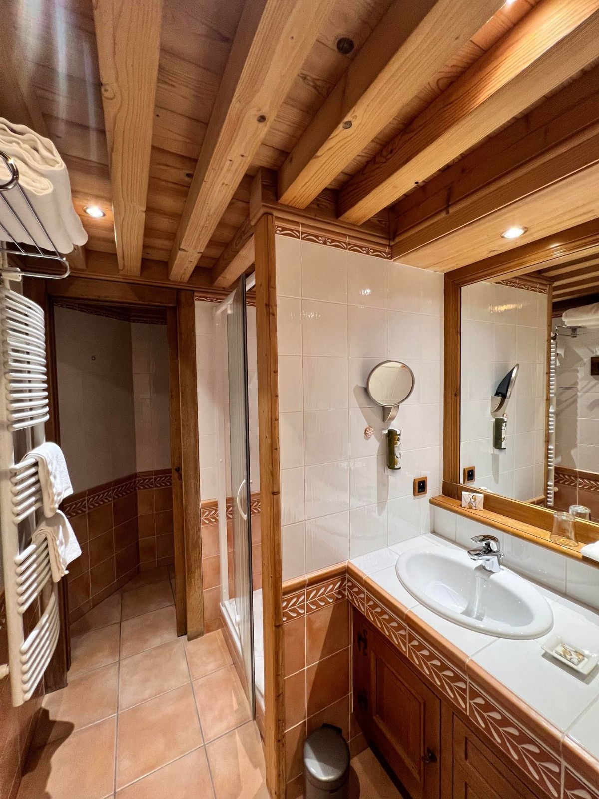 Chambre Plume de l’hôtel Les Bas Rupts, ambiance montagne chaleureuse avec terrasse privative vue forêt
