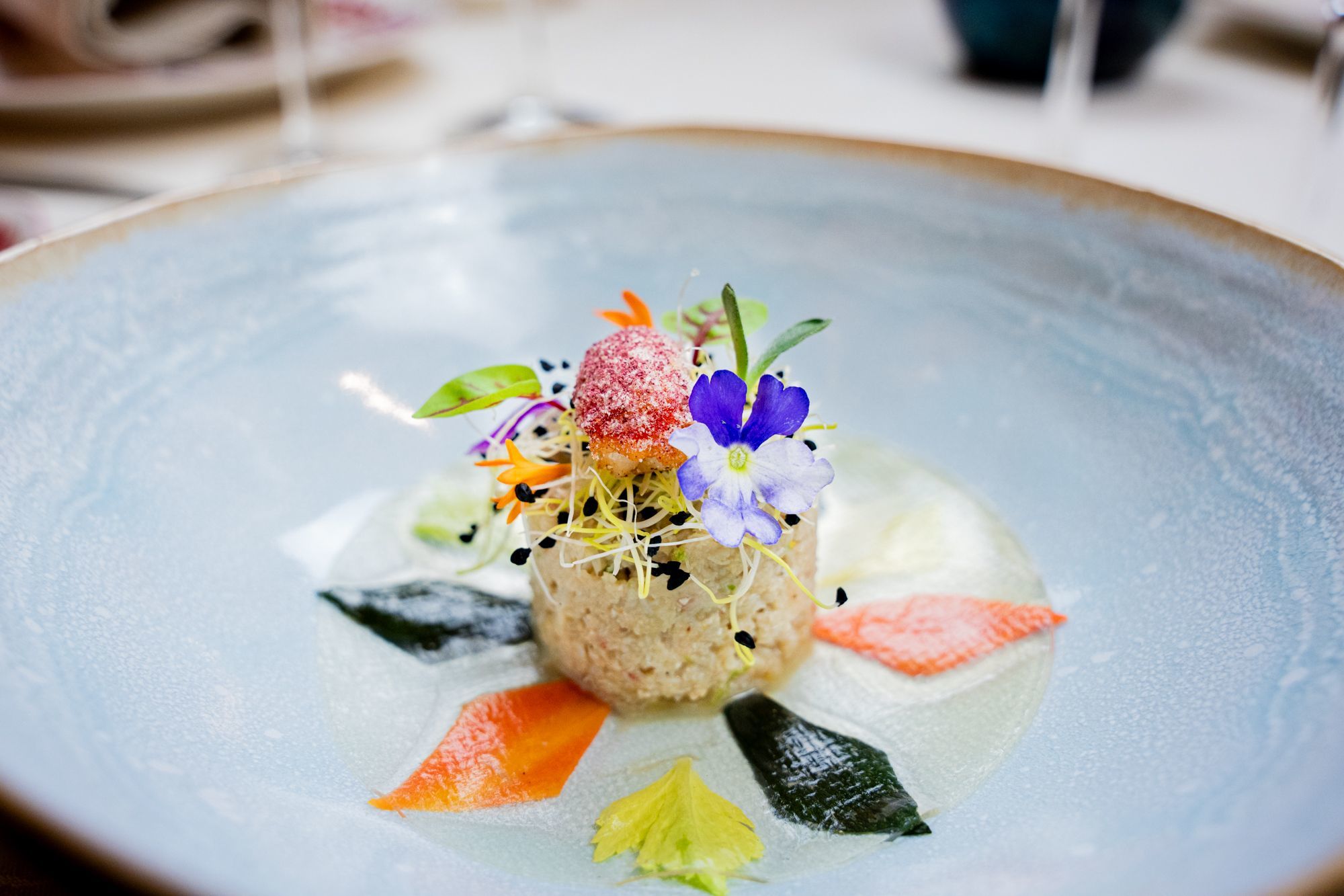 Overview of Les Bas Rupts hotel in Gérardmer: wooden chalets in a mountain setting, elegant rooms, fine dining restaurant, indoor pool, gastronomy and pristine nature.
