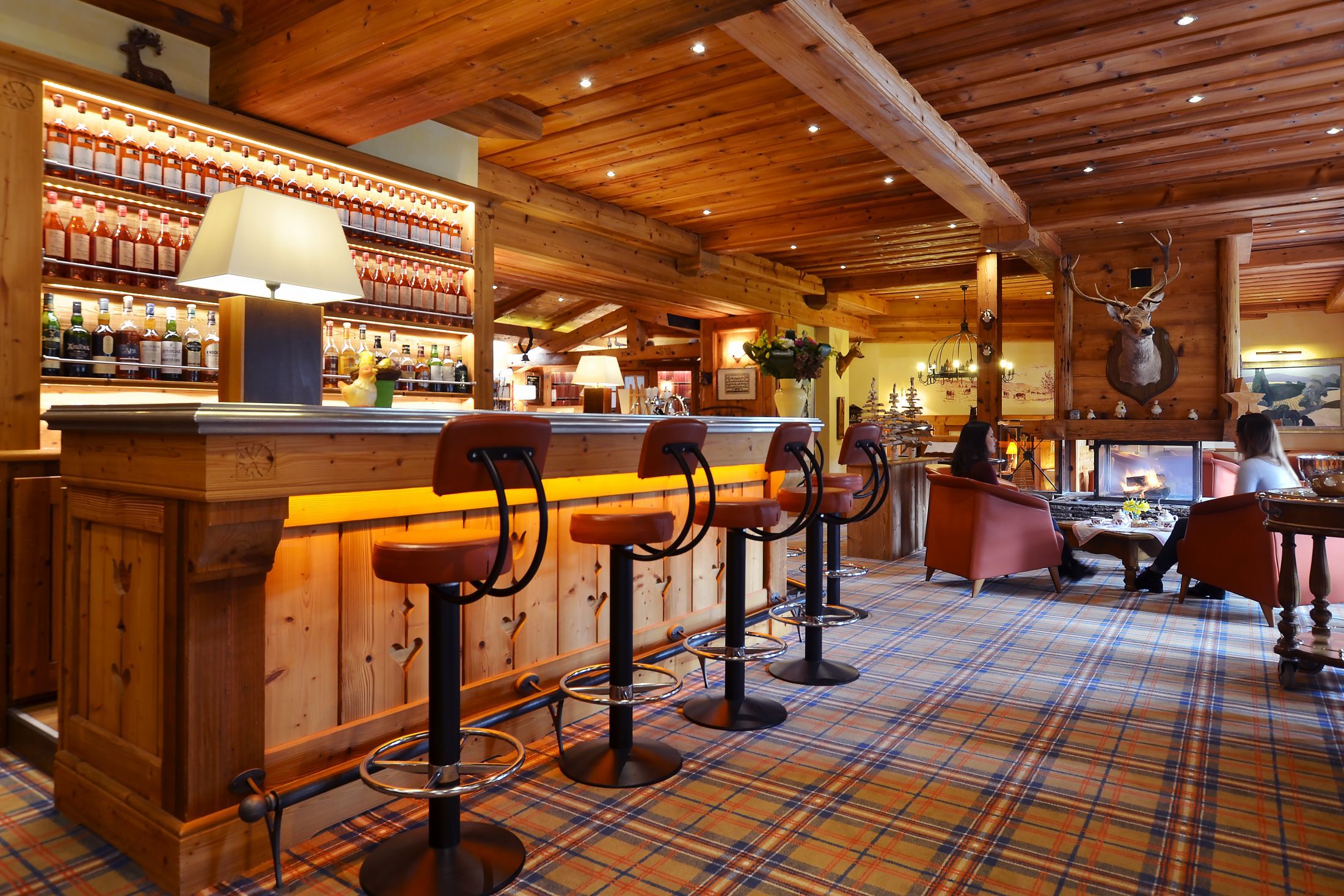 Overview of Les Bas Rupts hotel in Gérardmer: wooden chalets in a mountain setting, elegant rooms, fine dining restaurant, indoor pool, gastronomy and pristine nature.