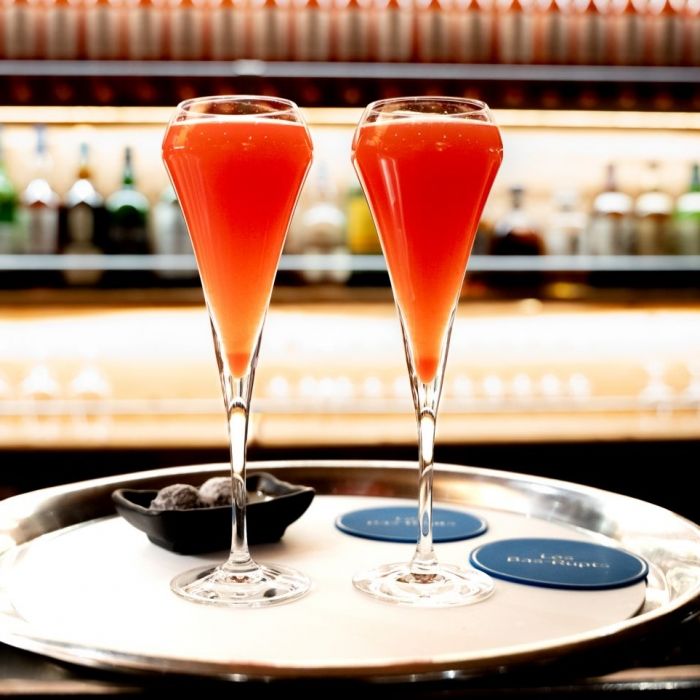Cocktails signature servis au bar lounge des Bas Rupts, hôtel de charme à Gérardmer.
