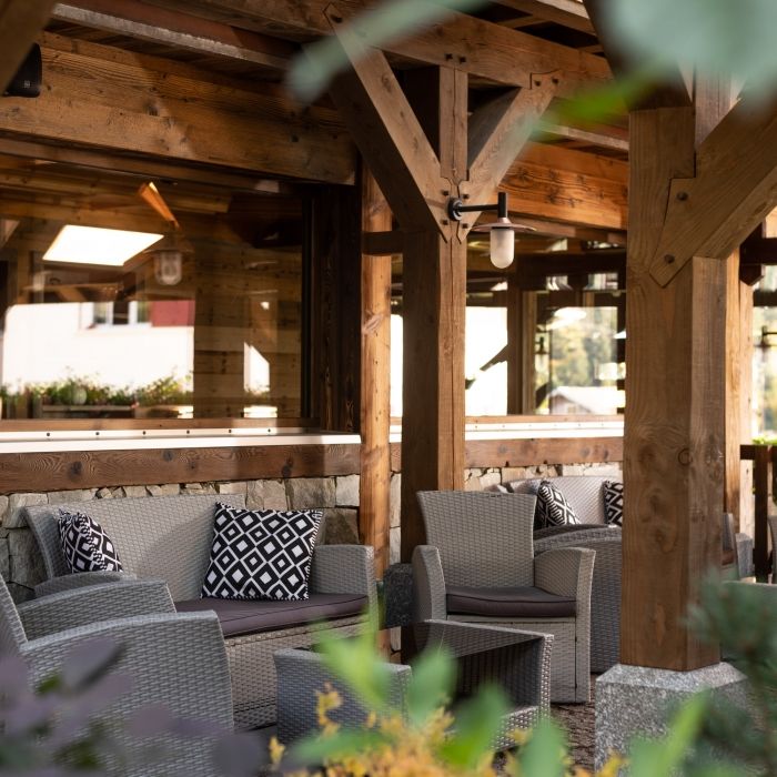 Pergola at the bar of Les Bas Rupts hotel in Gérardmer, shaded and elegant outdoor area.